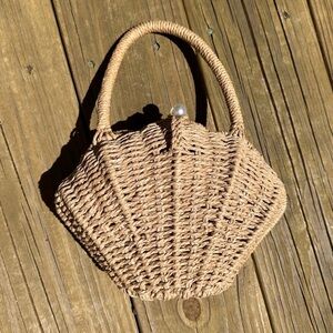 Woven Shell-Shaped Handbag, like new!